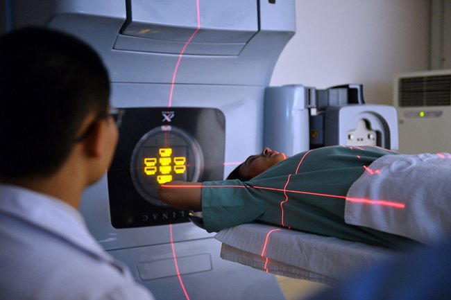 Bệnh nhân ung thư tại Vinmec được đánh giá thường xuyên để có phác đồ điều trị giảm đau phù hợp, hiệu quả