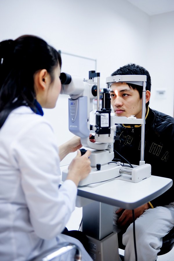 Hai phản xạ ai cũng làm khi bụi bay vào mắt Hai phản xạ ai cũng làm khi bụi bay vào mắt