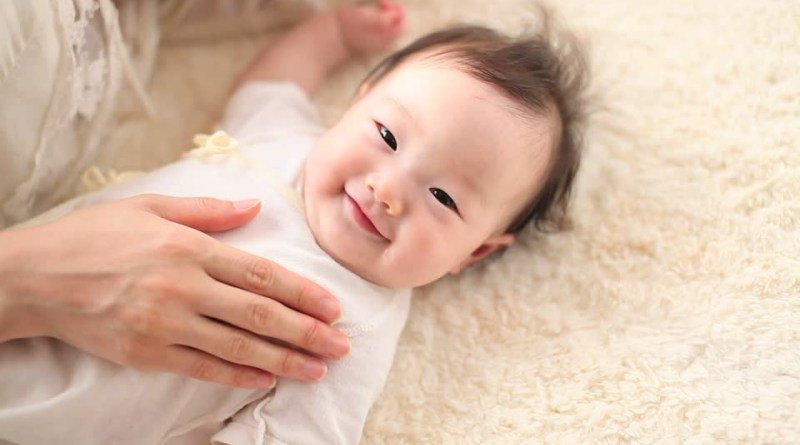 Trẻ bị sốt nên tắm không? Hướng dẫn cách tắm trẻ đúng cách Cách tắm cho trẻ bị sốt