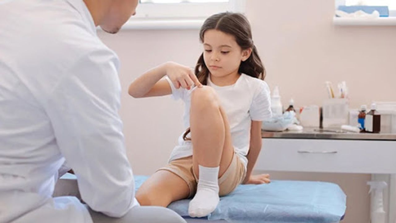 Triệu chứng thường gặp gây đau khớp ở trẻ nhỏ