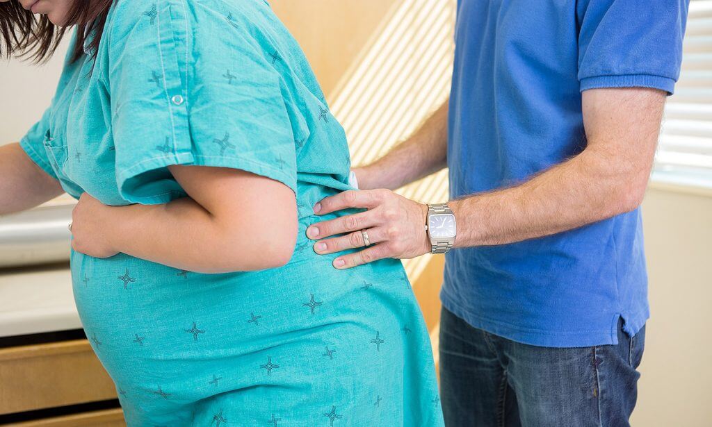 Massage giảm đau cho mẹ bầu trong chuyển dạ