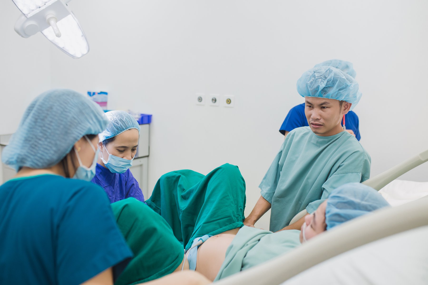 Chửa tại vết mổ cũ gây ra những biến chứng nguy hiểm nào? Xử trí khi bị chửa tại vết mổ đẻ cũ