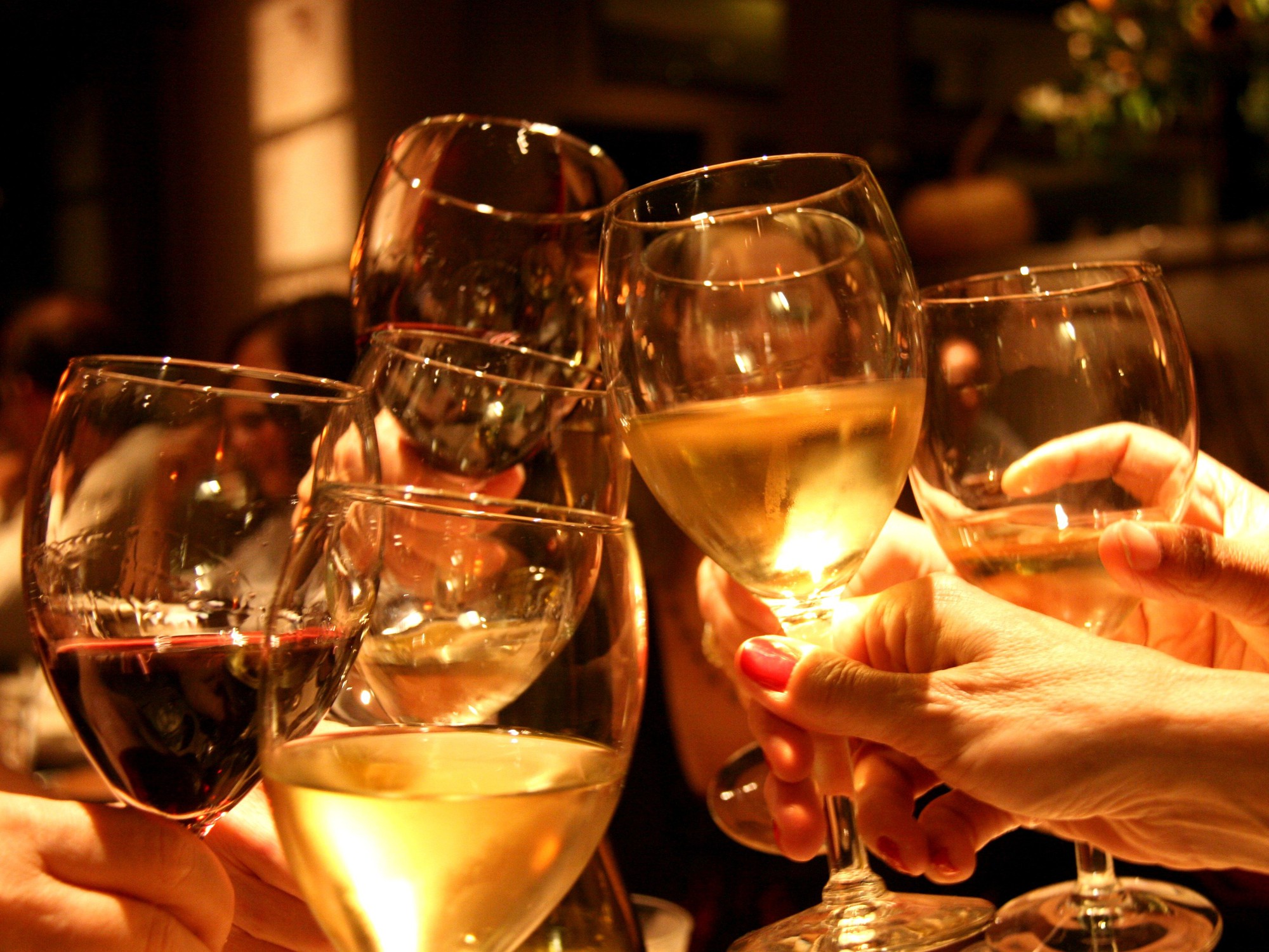 Từ thời cổ đại, "cụng ly" bằng nước lọc đã bị coi là hết sức xui xẻo