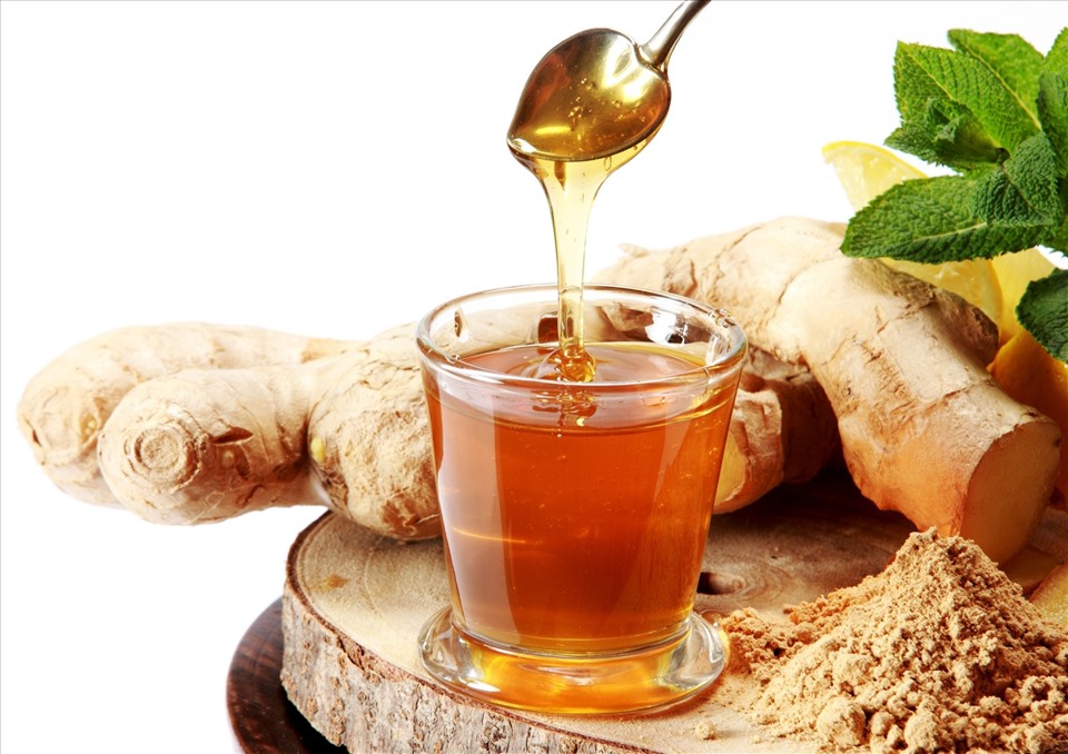 Những loại thực phẩm giúp giảm đau họng Cách pha gừng mật ong giúp tăng sức đề kháng trong mùa dịch COVID-19