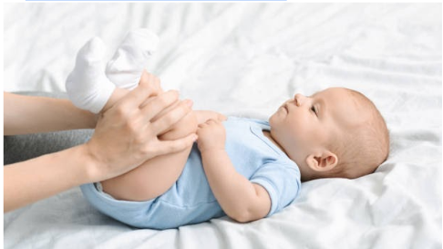 Cách điều trị táo bón ở trẻ - Dấu hiệu cần biết Động tác đạp xe đạp giúp điều trị táo bón ở trẻ em