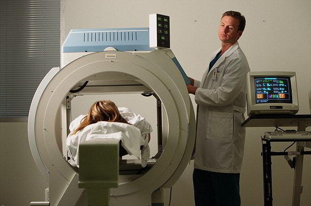 Tác dụng tuyệt vời của xạ trị kết hợp với hóa chất điều trị trong ung thư Tác dụng tuyệt vời của xạ trị kết hợp với hóa chất điều trị trong ung thư