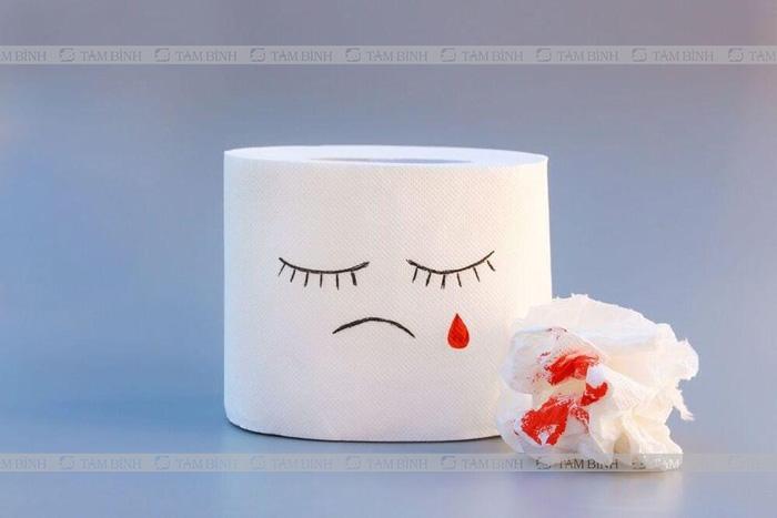 Đi ngoài ra máu có nguy hiểm không? Đi cầu ra máu: Nguyên nhân, triệu chứng và cách điều trị