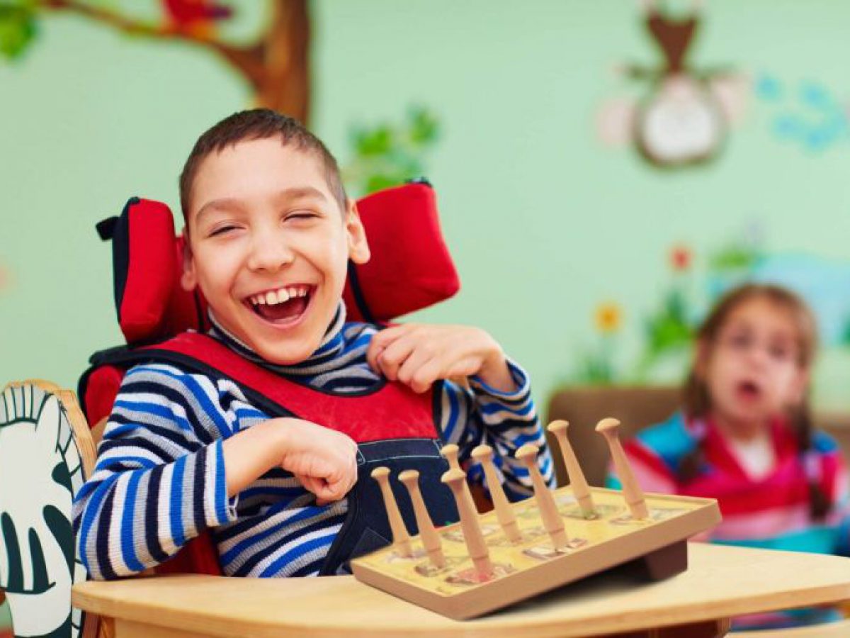 Dấu hiệu nhận biết và cách chăm sóc trẻ mắc bệnh bại não