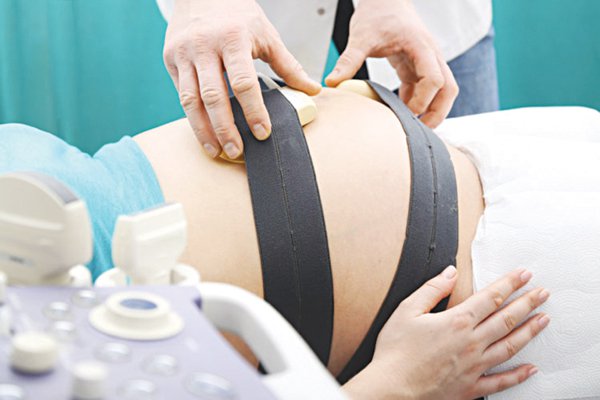 Tại sao cần theo dõi cơn co tử cung và nhịp tim thai khi chuyển dạ?